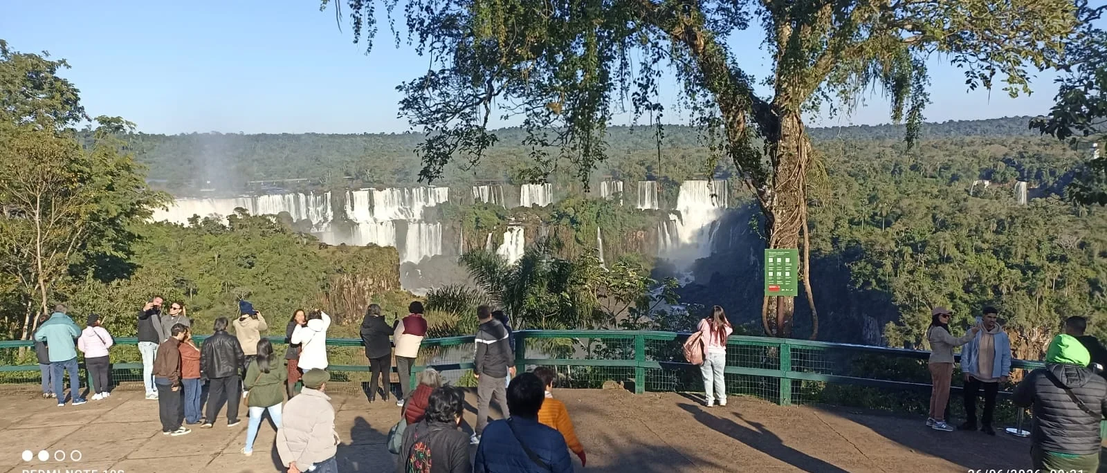 Visitantes no mirante das Cataratas do Iguaçu