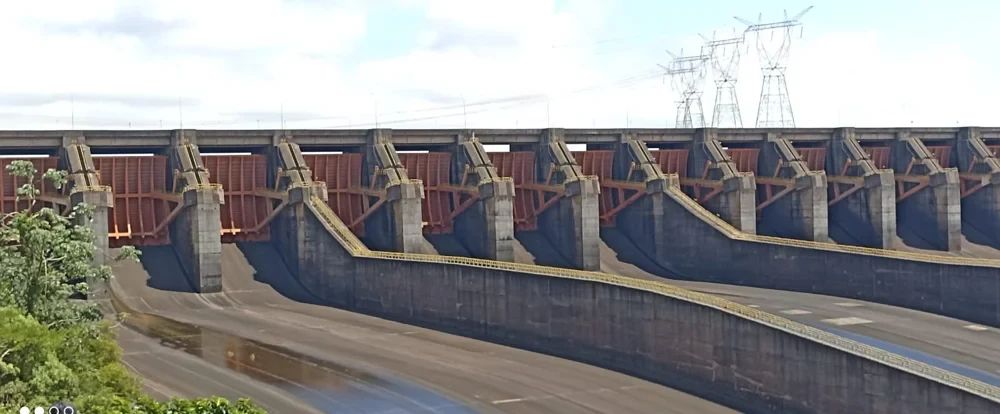 Vista da Usina de Itaipu, um dos destinos do city tour